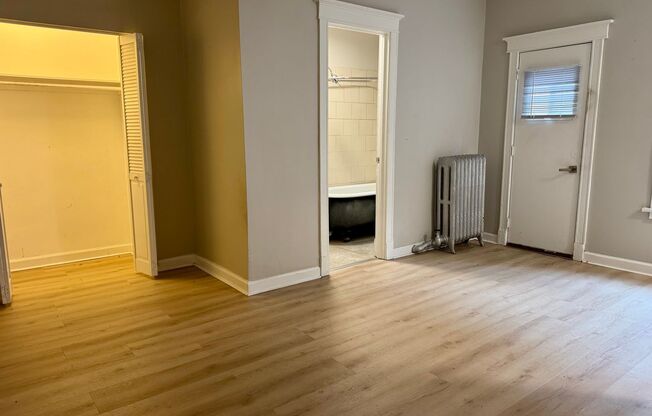 Studio, 1 bath, 300 sqft, $1,095, Unit #210