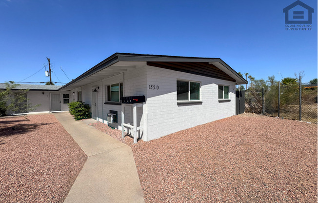 1320 N 48th Pl
