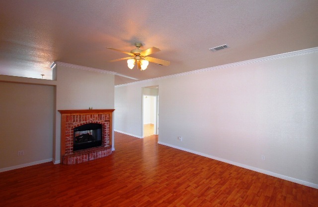 3 beds, 2 baths, $1,400