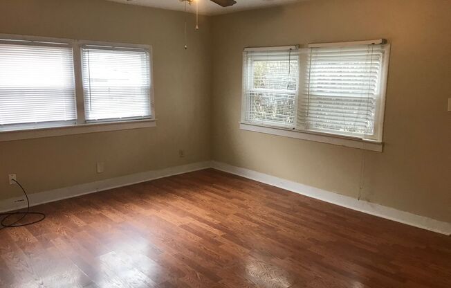 2 beds, 1 bath, $895