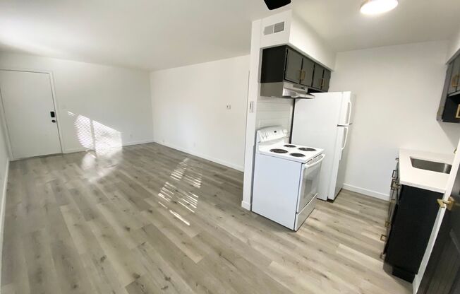 1 bed, 1 bath, 430 sqft, $1,049, Unit 1811 S Cascade Ave. - Unit 208