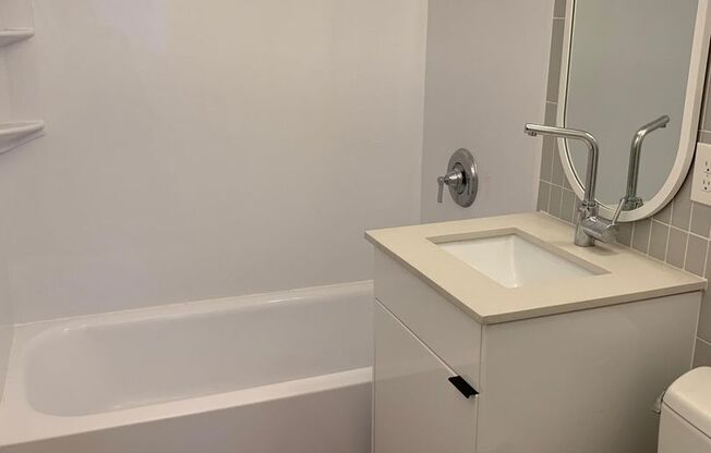Studio, 1 bath, 375 sqft, $1,400, Unit 305