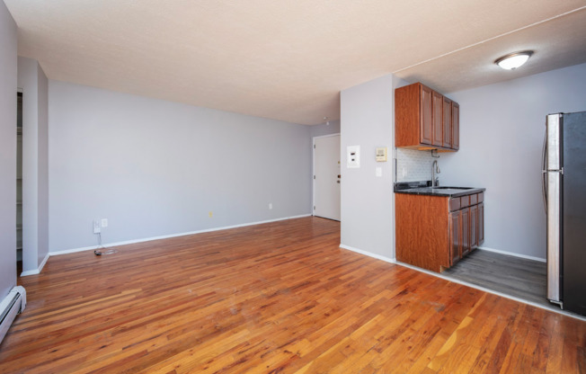 Lovely 1 Bedroom with Balcony Available in Mt. Lookout!