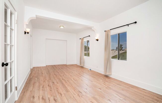 Cozy 1 Bed / 1 Bath with Stainless Steel Kitchen, Parking, and More – 3960 1/2 W 27th St