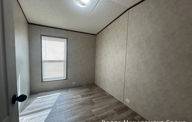 2233 E 8 ST