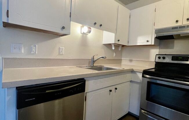 2 beds, 1 bath, 899 sqft, $1,520, Unit 6