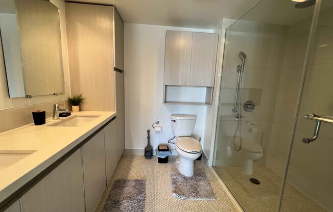 4 beds, 3 baths, 120 sqft, $1,850, Unit 303 - Grand Master Bedroom - 4