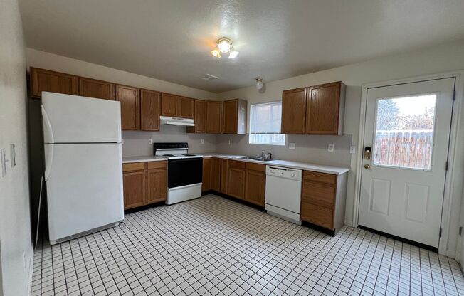 2 beds, 1 bath, $1,050, Unit 210 W Chubbuck # 12