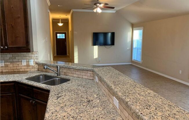 Beautifully renovated 4 bed, 3 bath house within minutes of Texas A&M!!