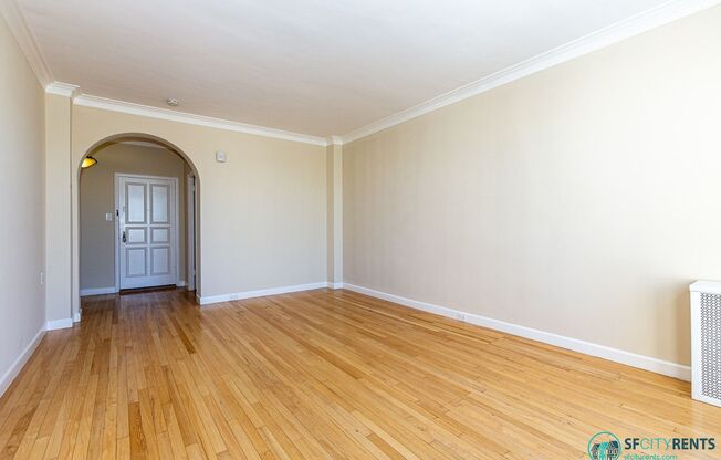 Russian Hill: Remodeled 3rd Floor Art Deco Apartment w/ Large Shared Patio & FREE Utilities