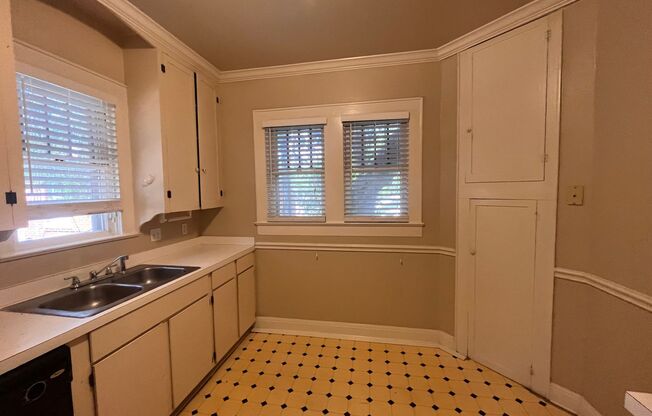 2 beds, 1 bath, $1,595