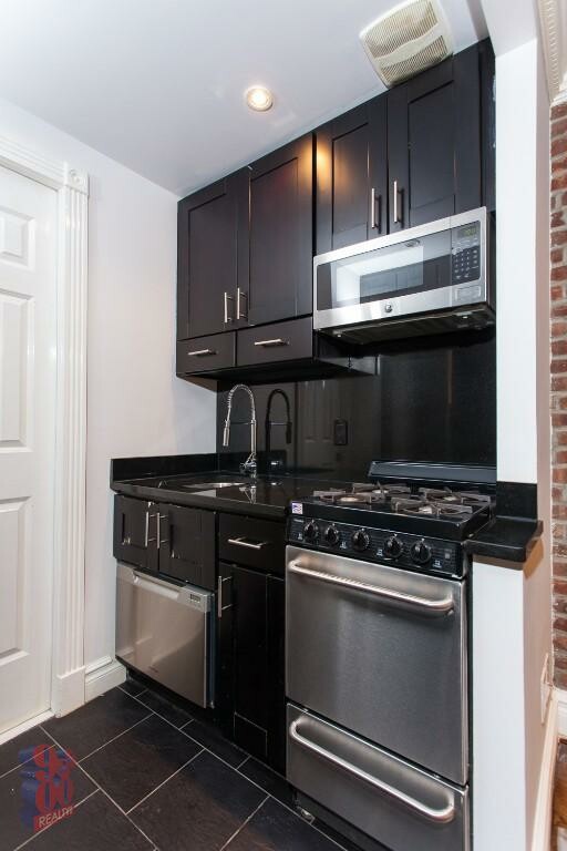 345 W 53rd St #B