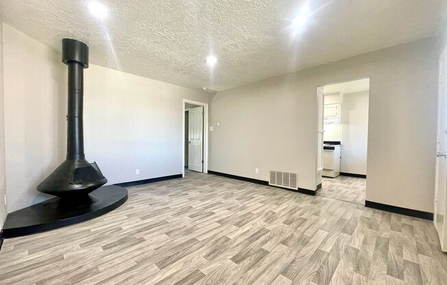 1 bed, 1 bath, 700 sqft, $965, Unit Unit 136