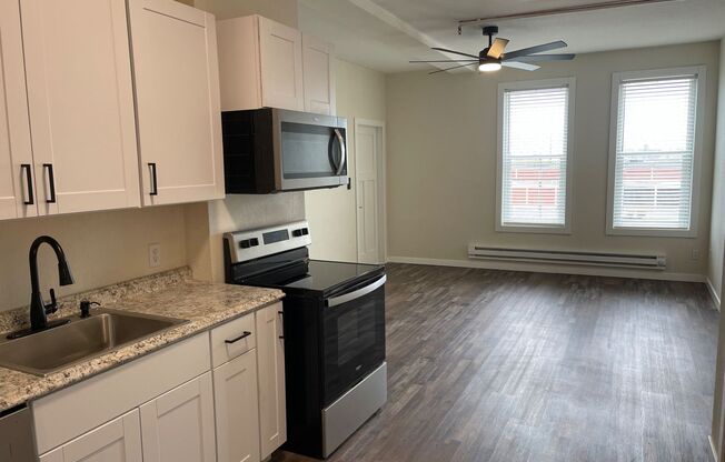 2 beds, 1 bath, $1,200, Unit 202