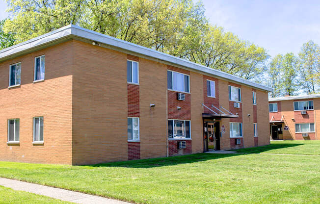 Maple Eastlake Apartments - Eastlake Terrace