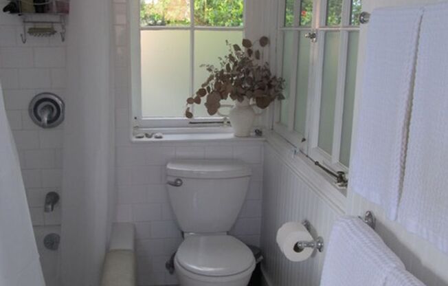 Amazing View! Charming Studio Unit! Bay View! PROGRESSIVE