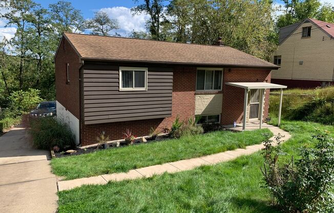 Split Level 3 Bed/1.5 Bath Home - Quiet Street- Available May 10th!