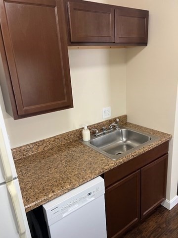 2 beds, 1 bath, 764 sqft, $2,100, Unit 1-27