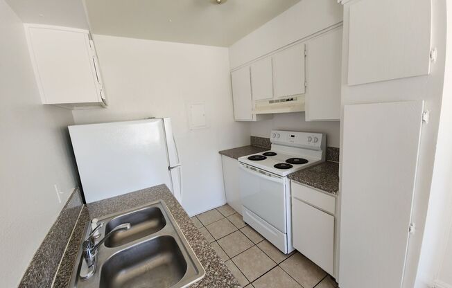 2 beds, 1 bath, 717 sqft, $1,000, Unit Unit 3