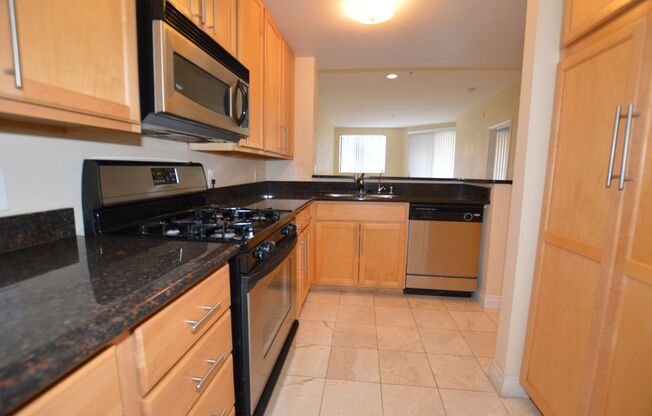 Meridian - Unfurnished 2 Bdrm / 2 Ba Condo - 1 1/2 Blocks off the Strip