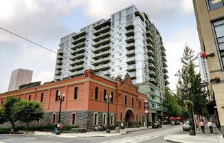 Exquisite 1BD/1.5BTH Condo Unit in the Pearl District