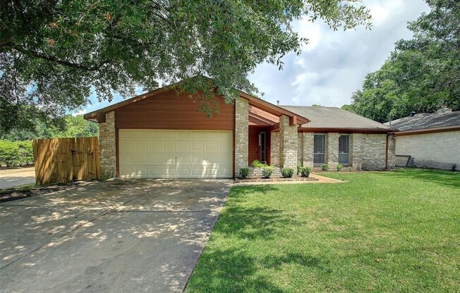 4 bedroom Home with Pool in Clear Lake Area!