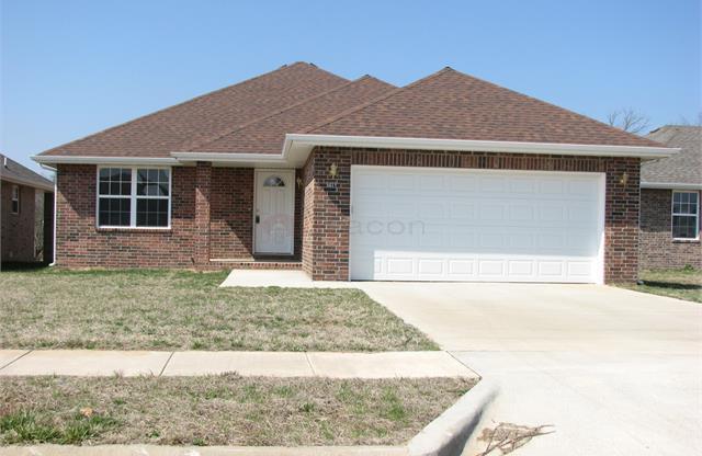 All brick 3 bed 2 bath home in SE Springfield neighborhood