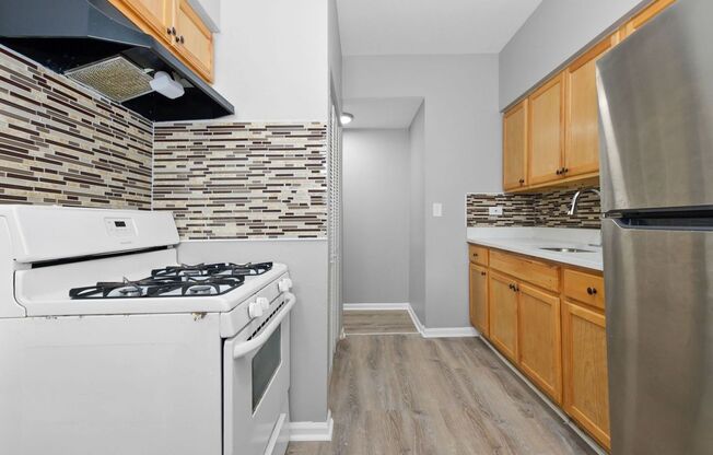 2 beds, 1 bath, 480 sqft, $1,525, Unit 4244 1/2 - 3E