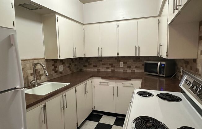 Studio, 1 bath, 522 sqft, $1,195, Unit 63