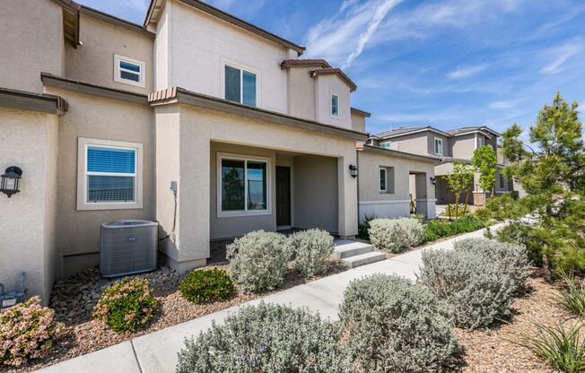 Beautiful 3 Bedroom Townhome with Mountain Views