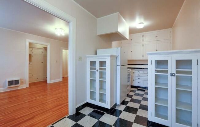 Studio, 1 bath, 425 sqft, $1,225, Unit 406