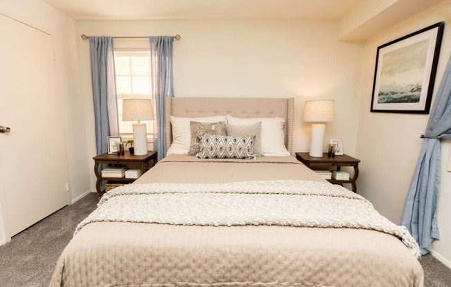 Traditional bedroom at Seminary Roundtop Apartments in Lutherville-Timonium