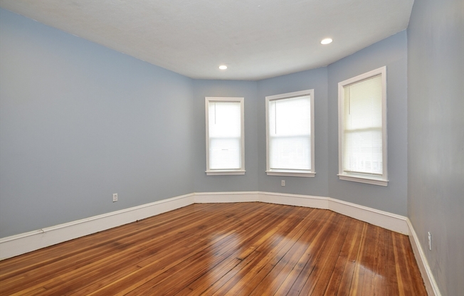 3 beds, 1 bath, 1,175 sqft, $3,100, Unit 2