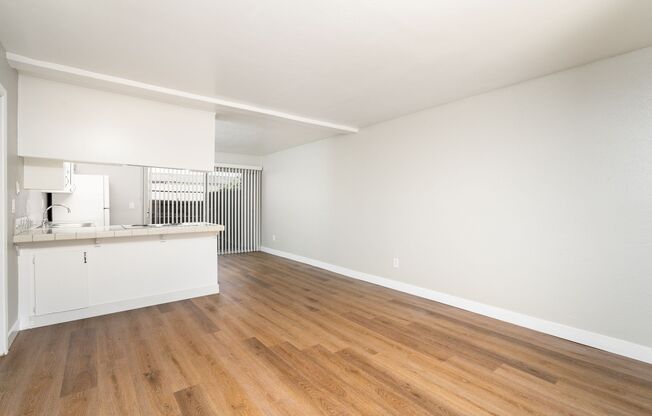 Beautiful 1Bedroom/1Bath with Extra Large Private Balcony!