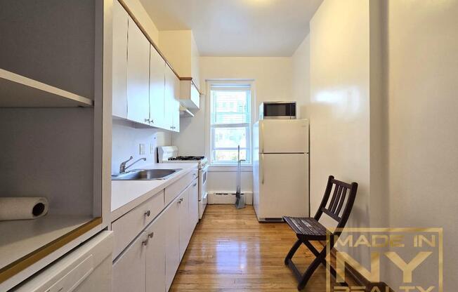 2 beds, 1 bath, $3,100, Unit 1st