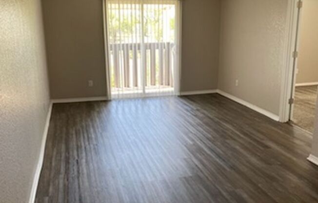 2 beds, 2 baths, 856 sqft, $920, Unit 2827-1811