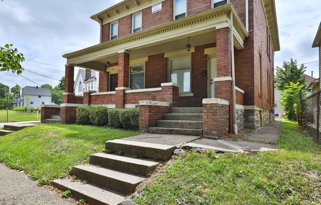 4 Bedroom , 2 Bath Newly Renovated Townhouse - Right off of High St - FREE Washer / Dryer and Off-street Parking