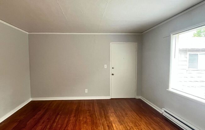 (UNM)  2 bed/1 bath Apartment