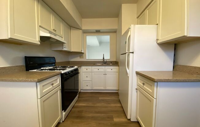 2 BR Townhouse in Zelienople - Updated Kitchen with Quartz Counter-tops!