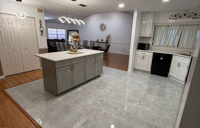 Immaculate and Newly Remodeled 4 bed 2 bath in Pine Lakes