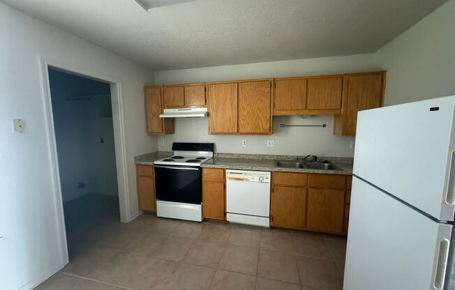 2 beds, 1 bath, 870 sqft, $1,000