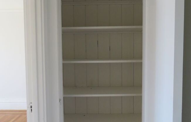 2 beds, 1 bath, $5,800, Unit 610