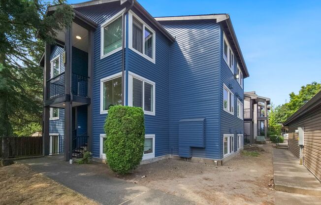 Updated 2BR Condo with Pool, Clubhouse & Patio Storage in Kent