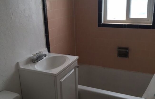 1 bed, 1 bath, 500 sqft, $750, Unit #9