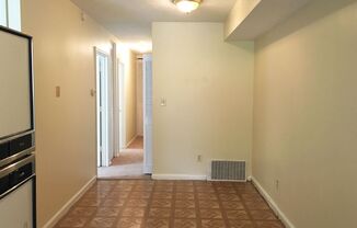 2 beds, 1 bath, $975, Unit 2