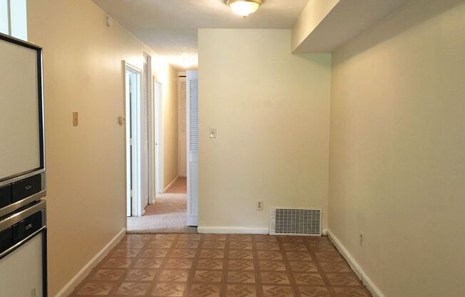 2 beds, 1 bath, $975, Unit 2