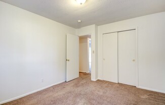 3 beds, 1.5 baths, $1,050, Unit 1506-05