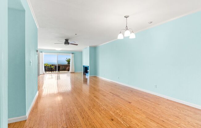 Alameda Waterfront Living: 2 Bed Condo with Beach Access & Stunning Views!