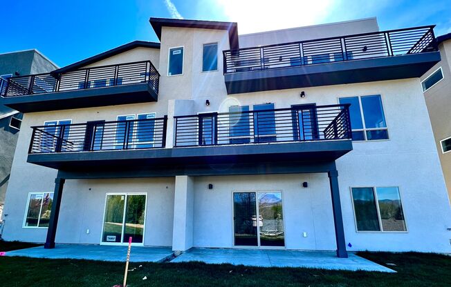 Close to Micron, 3 Bedroom 3 bath w/ a Million Dollar View!