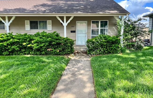 Awesome 2 Bedroom Duplex in Overland Park-Available NOW!!